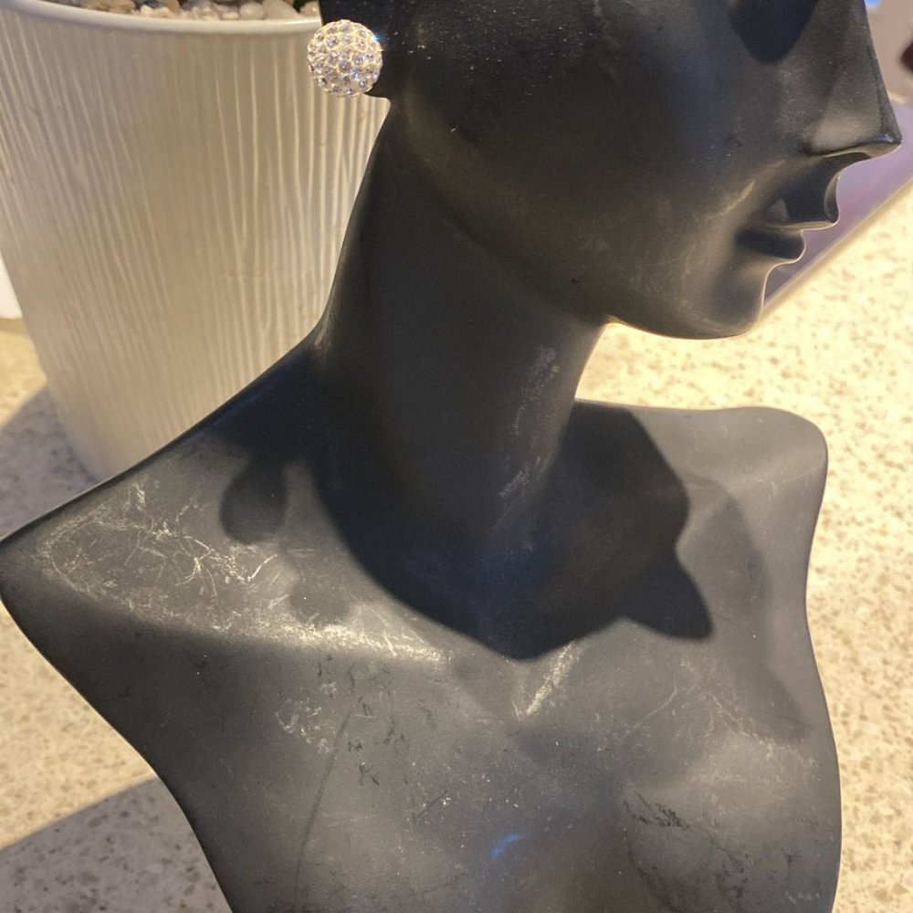 Beautiful earrings - Picture 2 of 3